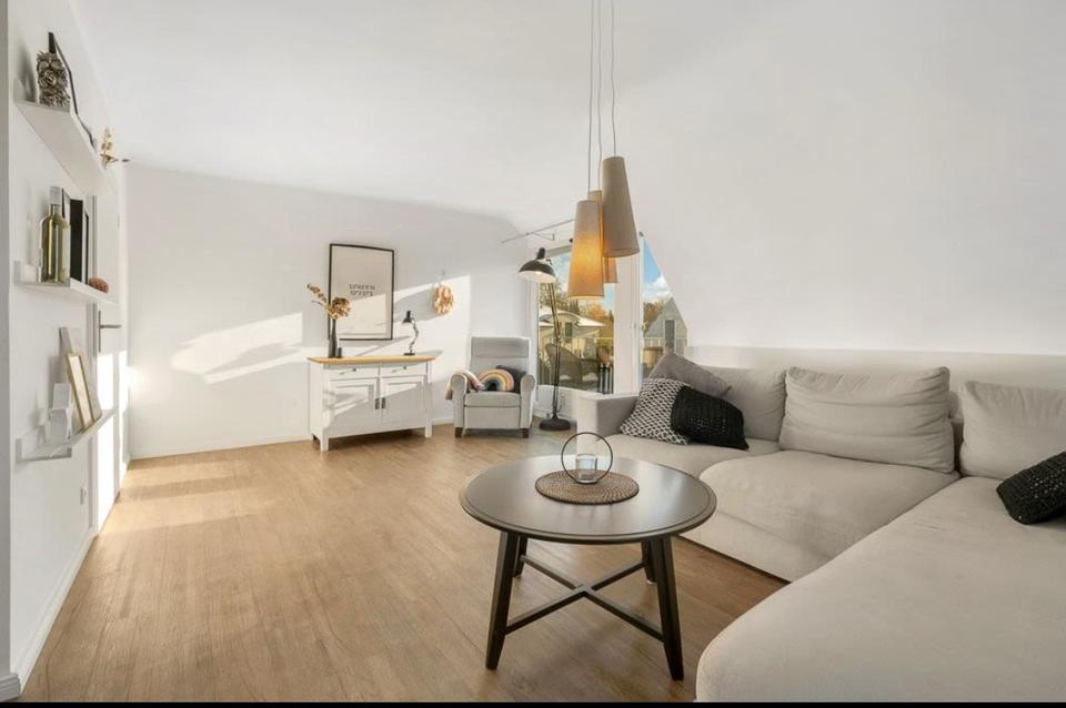 Thumbnail-Ein zweistöckiges Haus in Poppenbüttel mit vier Zimmern.