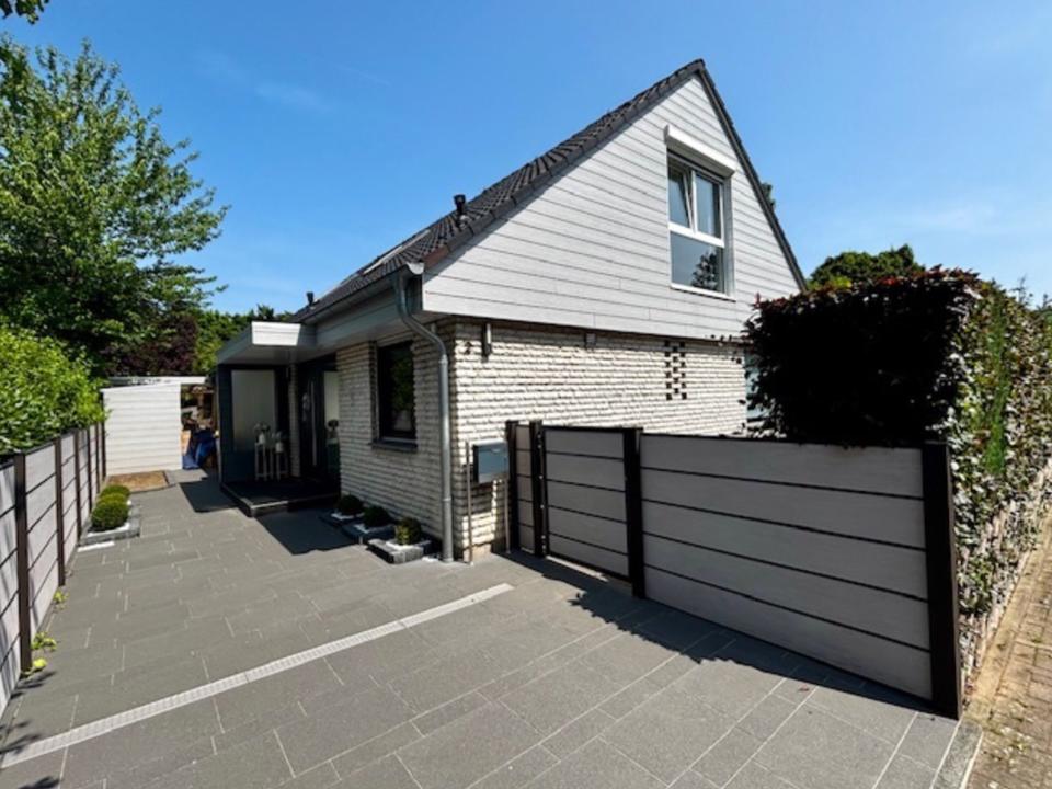 Thumbnail-Ein-Zweifamilienhaus mit großem Garten in ruhiger Randlage