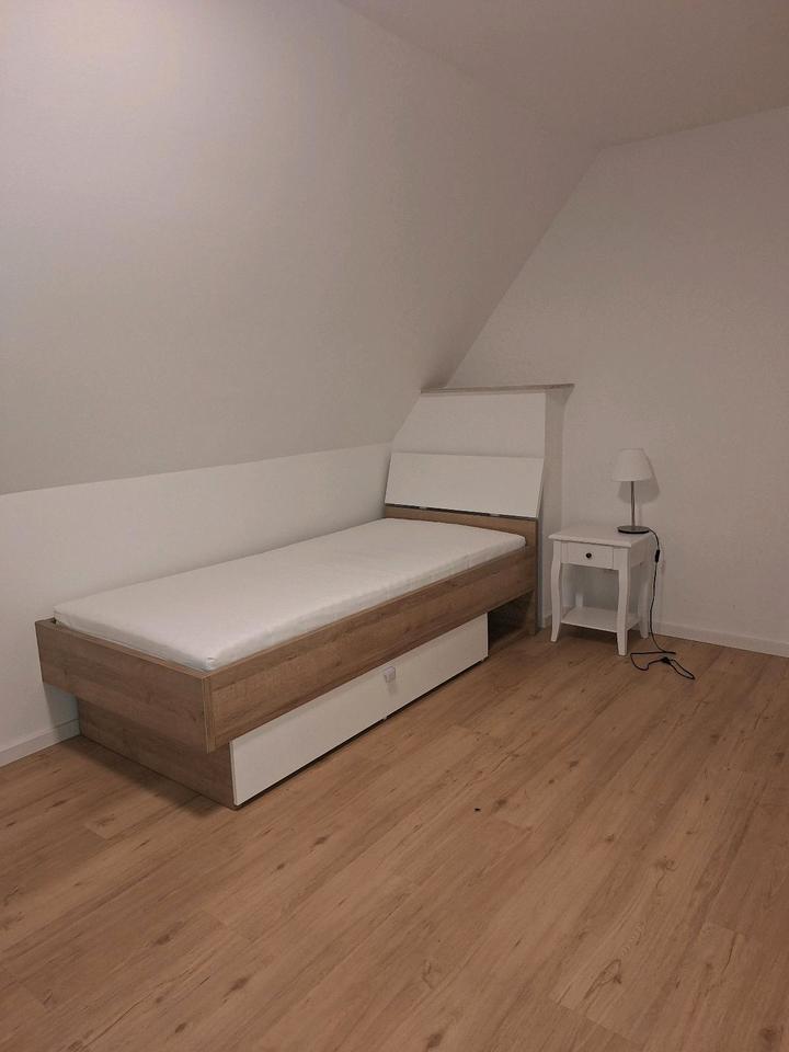 Thumbnail-Möbliertes Zimmer mit Gemeinschaftsbad