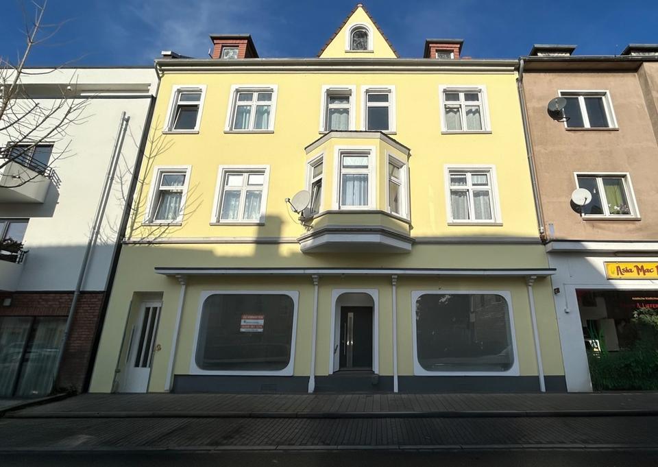 Thumbnail-Maximale Sichtbarkeit: Ladenlokal mit großen Schaufenstern und frischer Sanierung