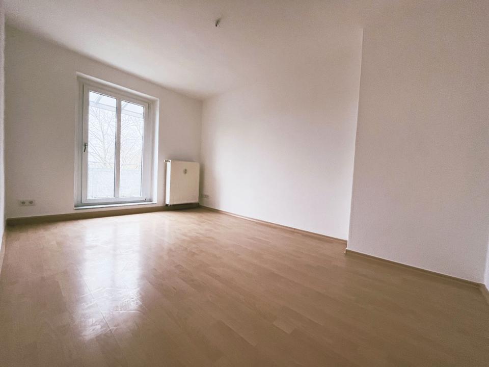 Thumbnail-Frisch renovierte, helle 43qm 2-Zimmer Wohnung mit Balkon, nur 200m zum Supermarkt, nur 1Km vom Geiseltalsee entfernt!