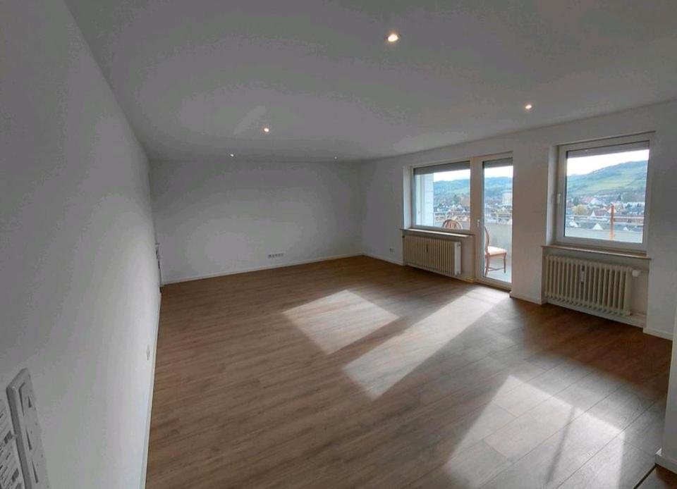 Thumbnail-Frisch renovierte 3,5 Zimmer Wohnung mit Garage zu vermieten