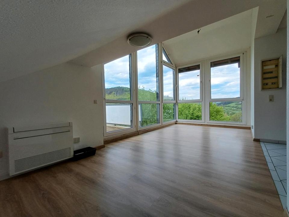 Thumbnail-Helle Wohnung in ruhiger Lage mit Balkon in Fleckenberg (57392)