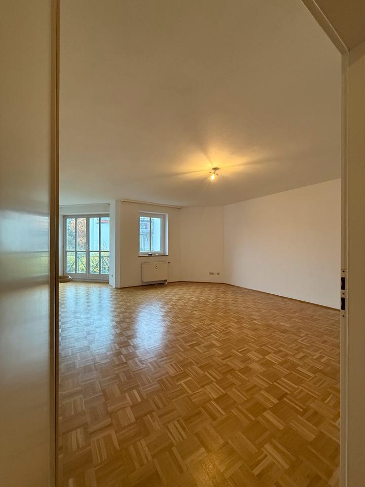 Thumbnail-Helle, großzügige 2,5 Zimmer Wohnung mit Balkon und TG Rgbg West