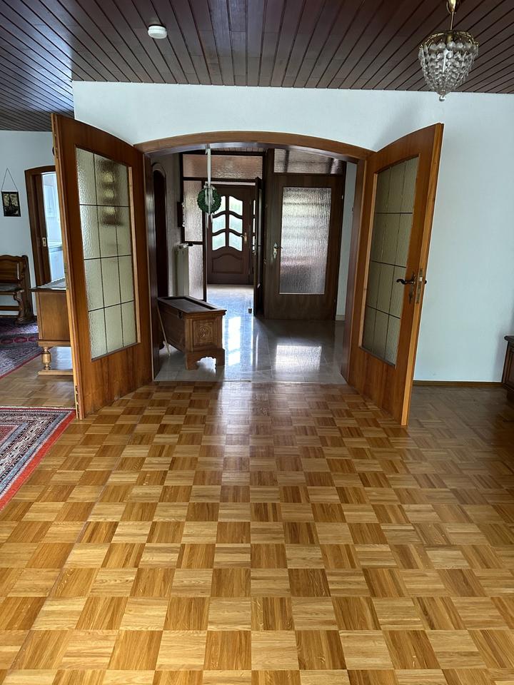 Thumbnail-Großzügiges Einfamilienhaus mit Garten und Garage in ruhiger Lage