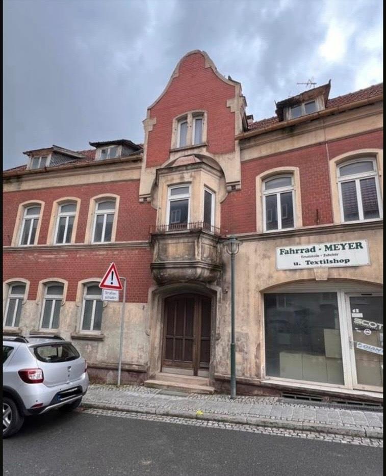 Thumbnail-Großes Haus mit Keller, Dachboden und Garage mit Garageneinfahrt