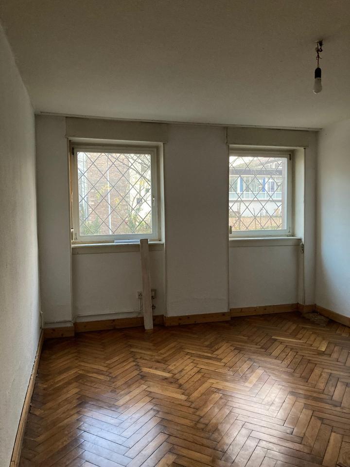 Thumbnail-Schönes Zimmer mit zwei Fenstern im Souterrain