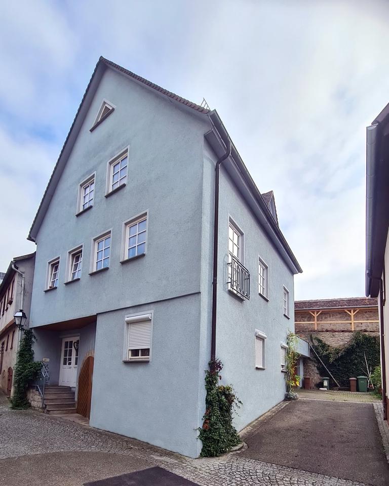Thumbnail-Großzügiges Wohnhaus in der Altstadt mit Garage, Terrasse, Balkon