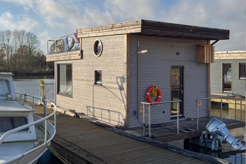 Thumbnail-Tiny Hausboot OFF für Auszeit in Hamburg - Winter auf dem Wasser!