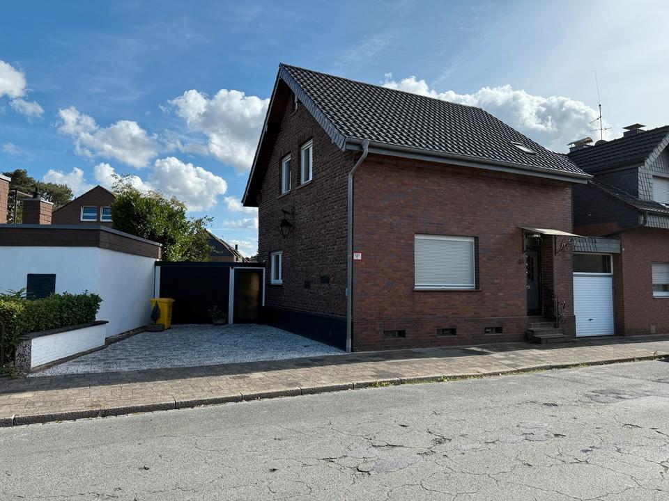 Thumbnail-Freistehendes Einfamilienhaus mit Anliegerwohnung