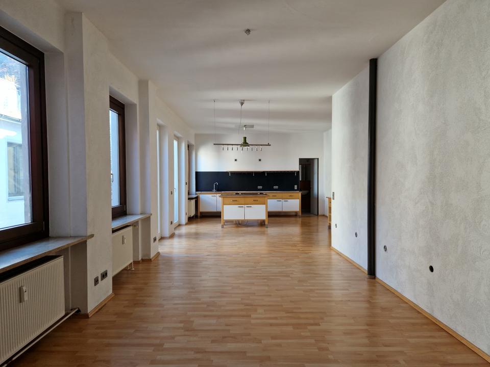 Thumbnail-Schöne, helle 4-Zimmer-Maisonette-Wohnung mit Küche in der Innenstadt
