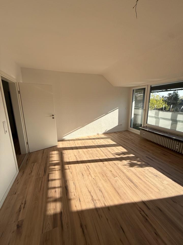 Thumbnail-Frisch renovierte 3-Zimmer-Dachgeschosswohnung mit Balkon