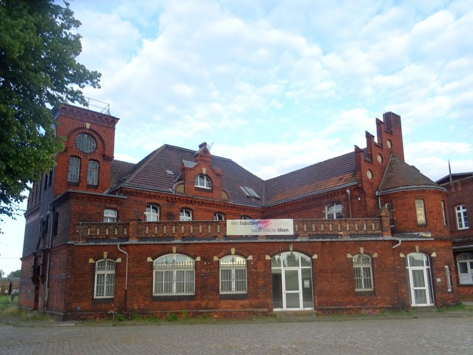 Thumbnail-Kaiserliches Postamt Wittenberge als Denkmal mit ICE Anschluss