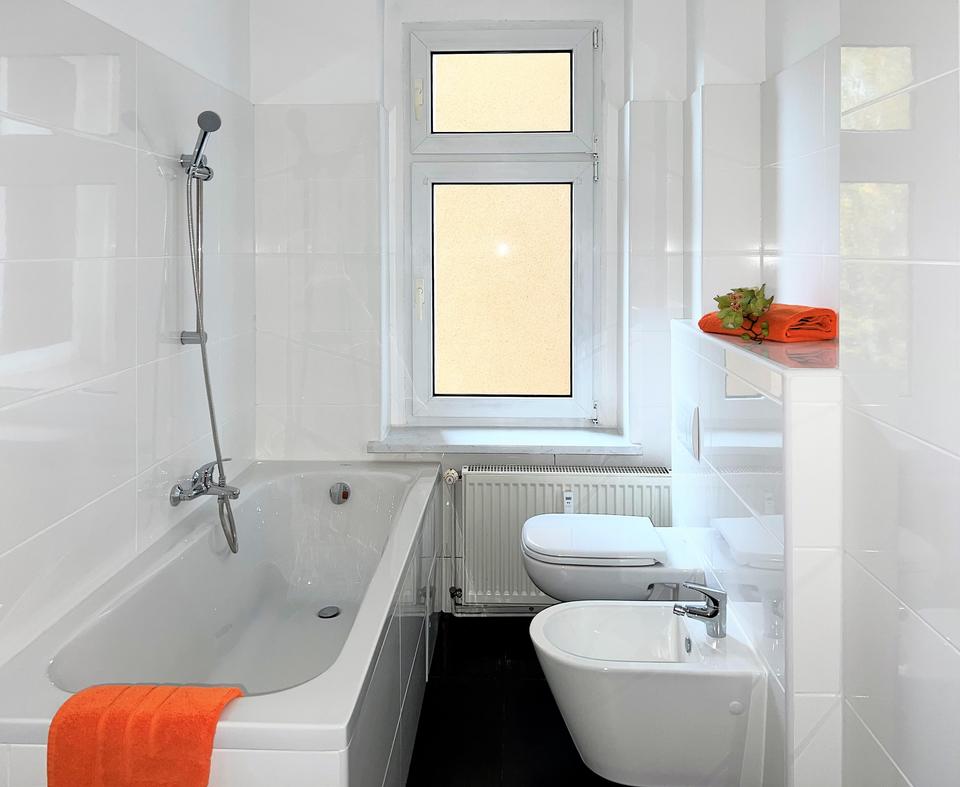 Thumbnail-Gründerzeitflair mit Stuck und Dielenböden, Tageslichtbad mit Wanne