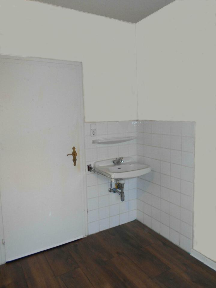 Thumbnail-Renoviertes Zimmer, 13 m2 mit Laminat ab sofort frei