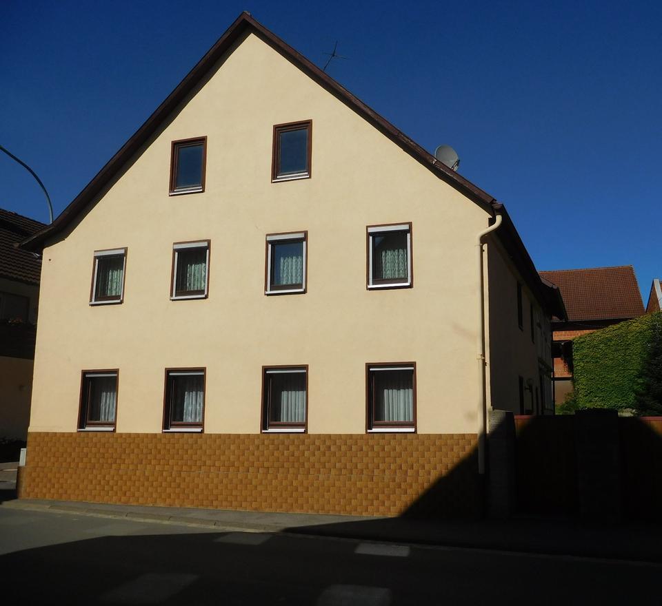 Thumbnail-Haus mit Nebengebäuden u. Grünflächen in Stockheim-Privatverkauf