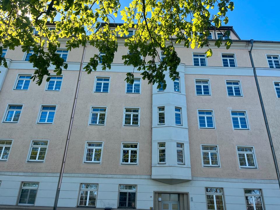 Thumbnail-Helle, sanierte Dachgeschosswohnung in Elbnähe mit Balkon