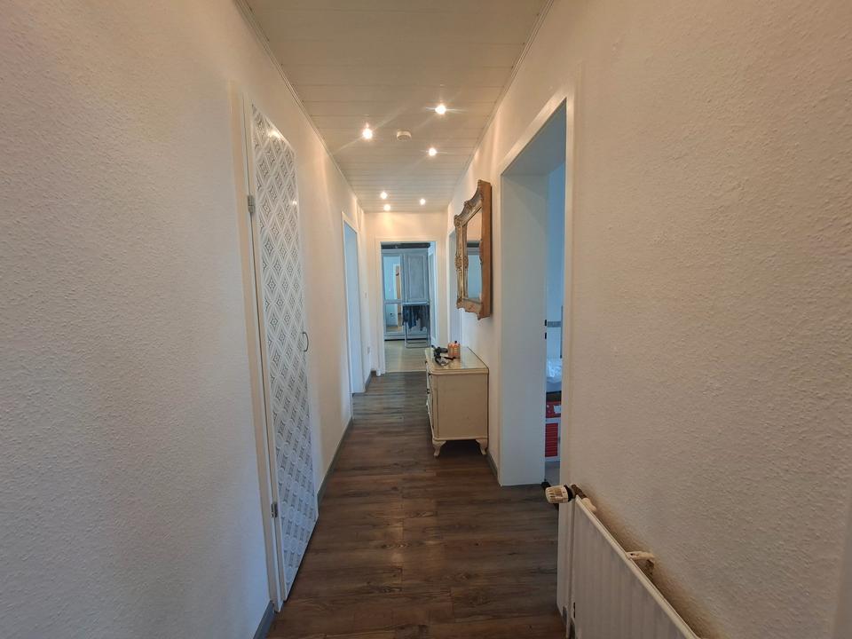 Thumbnail-Großzügige Wohnung 4 Zi.-Whg. mit Balkon
