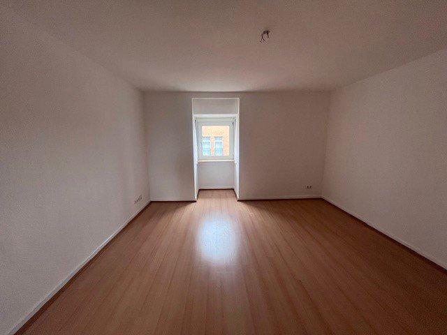 Thumbnail-Großzügige DG-Wohnung mit 3 Zimmern in zentraler Lage