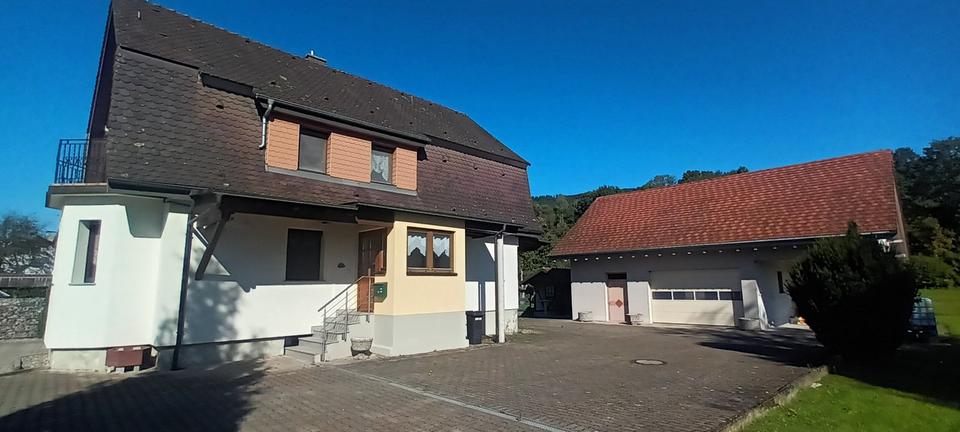 Thumbnail-Großes Einfamilienhaus mit Garage und Garten auf über 2000m²