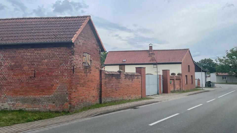 Thumbnail-Dreiseitenhof mit 2 Häusern, großem Garten und vielen Bäumen