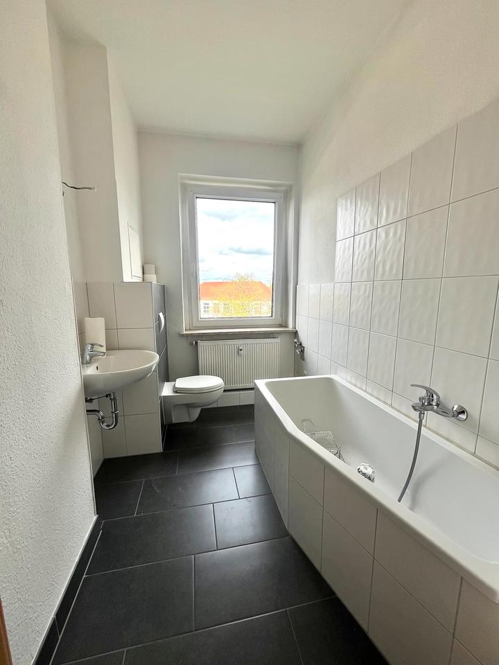Thumbnail-Helle 2-Zimmer-Wohnung mit Einbauküche und Stellplatz