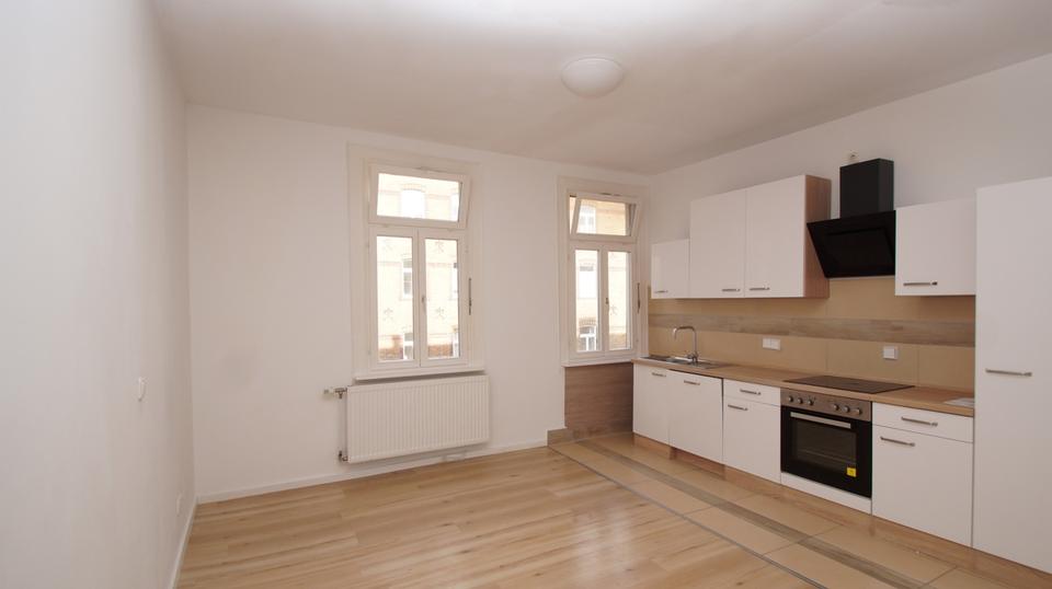 Thumbnail-CHARMING HISTORIC DOWNTOWN APARTMENT WITH ABOUT 107 M² OF SPACE! 4 room, 3 bed, 1 bath, and garage