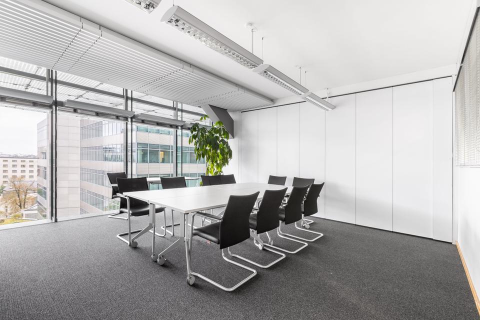 Thumbnail-Privater Büroraum für 4 Person in REGUS The Squaire Business Center