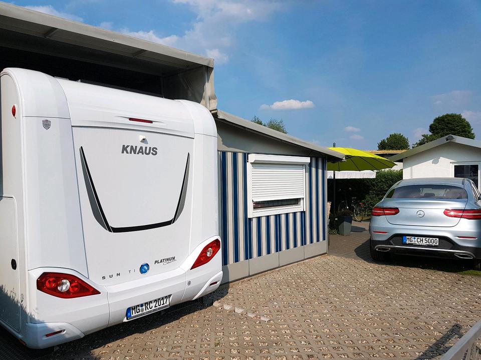 Thumbnail-Parcele mit ausgebautem winterfestem Vorzelt und Carport
