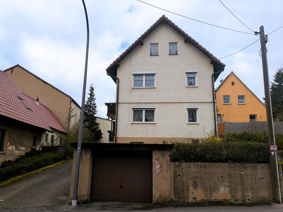 Thumbnail-Wohnhaus mit Nebengebäuden im Ortskern von Maroldsweisach