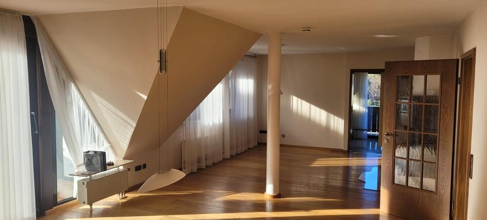 Thumbnail-helle, gepflegte, teilmöb. 3,5-4-Zi.-DG-Whg. mit EBK u. 2 Balk.