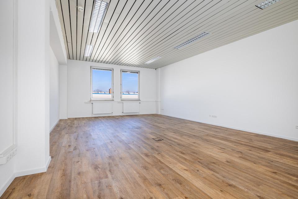 Thumbnail-PROVISIONSFREI | Lichtdurchflutetes kernsaniertes Einzelbüro (49 m²) | 1 Stellplatz | Neusäß
