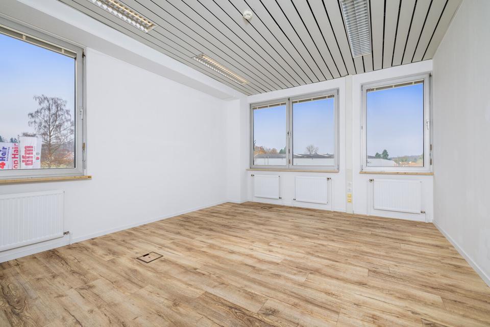 Thumbnail-PROVISIONSFREI | Helle 3-Raum-Bürofläche (61 m²) | 3 Stellplätze | Neusäß