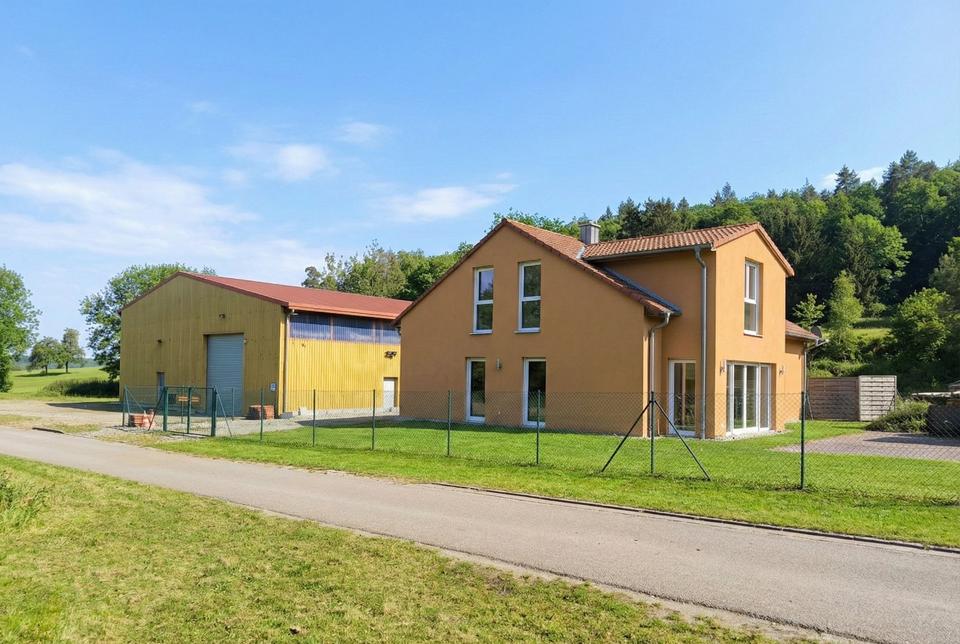 Thumbnail-A+ Einfamilienhaus mit Einliegeroption und 255qm Halle auf 1,4 HA