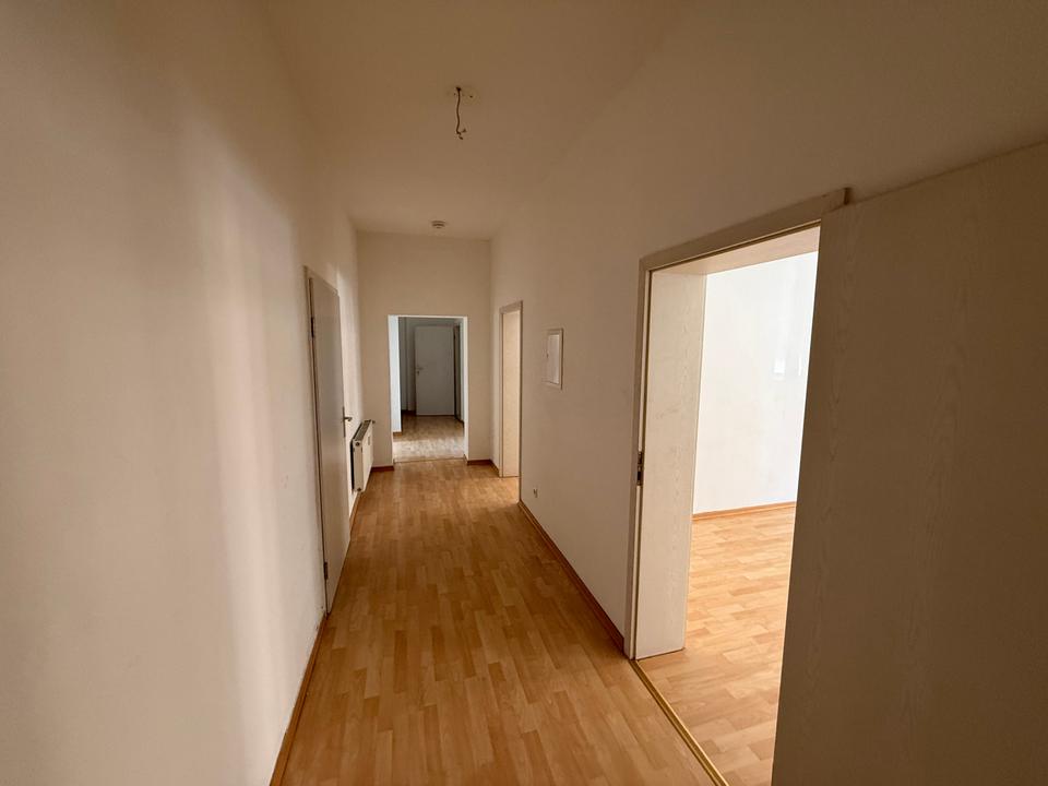 Thumbnail-Großzügige 3-R-EG-Wohnung mit Balkon im Zentrum