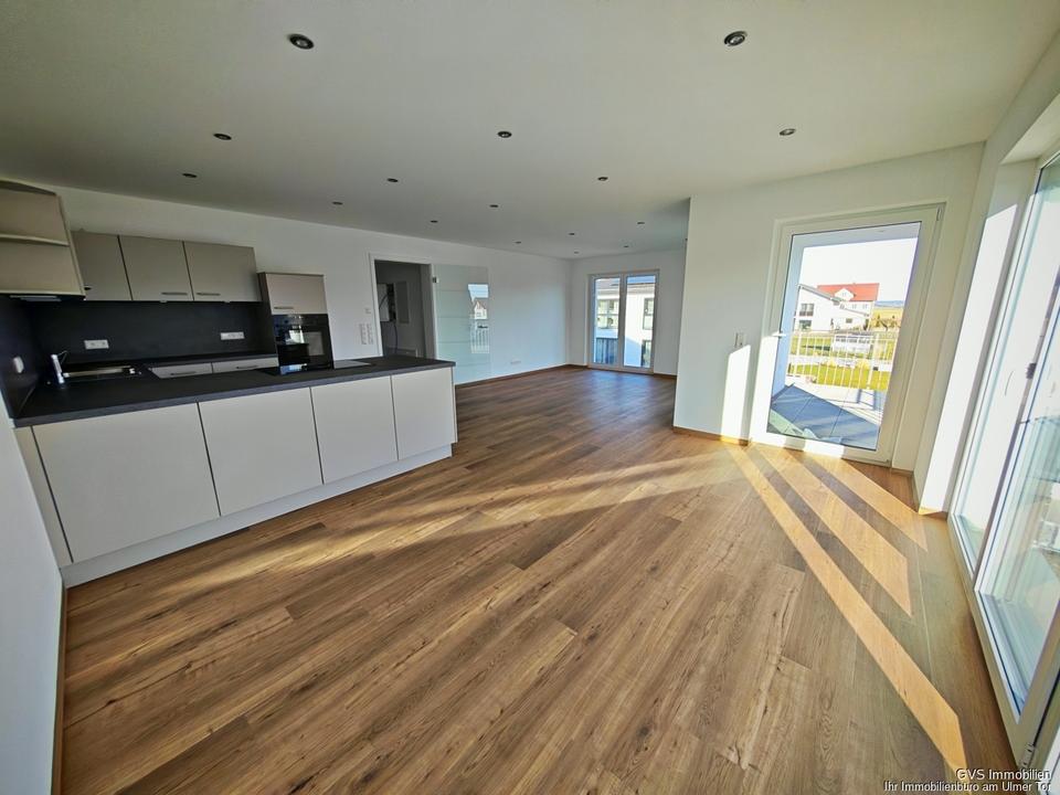Thumbnail-NEUBAUKfW 40-Exklusive 3-Zimmer-Wohnung mit Südostbalkon und 2 Carports in einem 4-Familienhaus