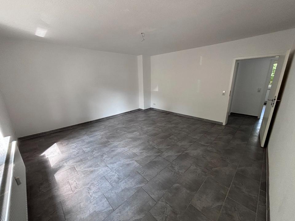 Thumbnail-Erdgeschoss Wohnung mit Balkon und Kellerraum 3 Zimmer FREI