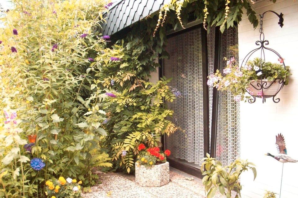 Thumbnail-Großzügiger Winkelbungalow (Fußbodenheizung, Garage, Satteldach)