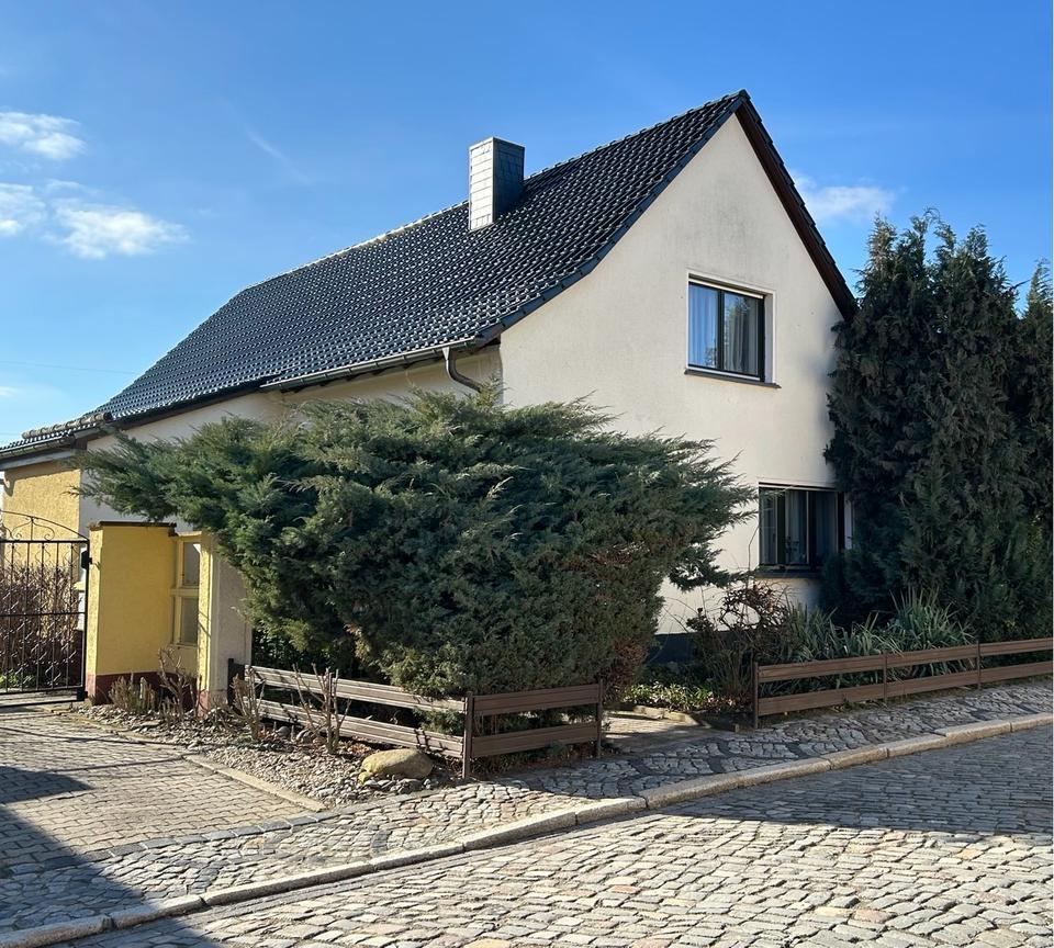 Thumbnail-Freistehendes Einfamilienhaus mit Doppelgarage und Garten