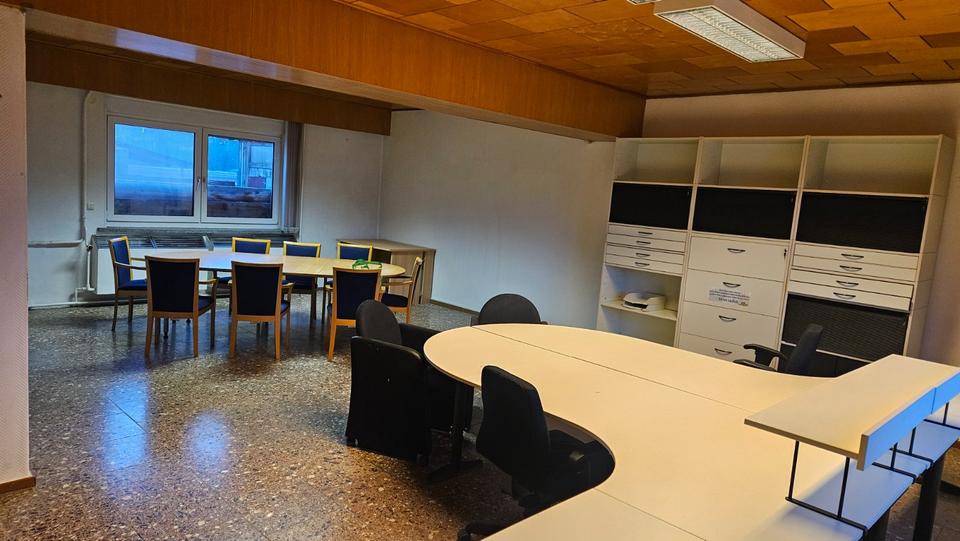 Thumbnail-Büro mit Mehrzweckraum zu vermieten