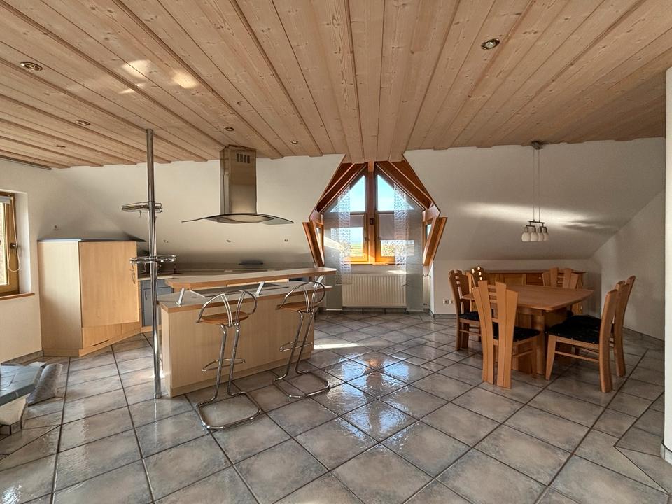 Thumbnail-Charmante 3-Zimmer-Wohnung im DG mit offener Küche, Carport