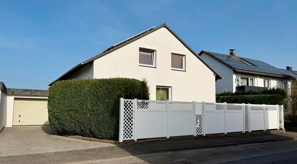 Thumbnail-Ein- Zweifamilienhaus mit PV-Anlage und Fernblick