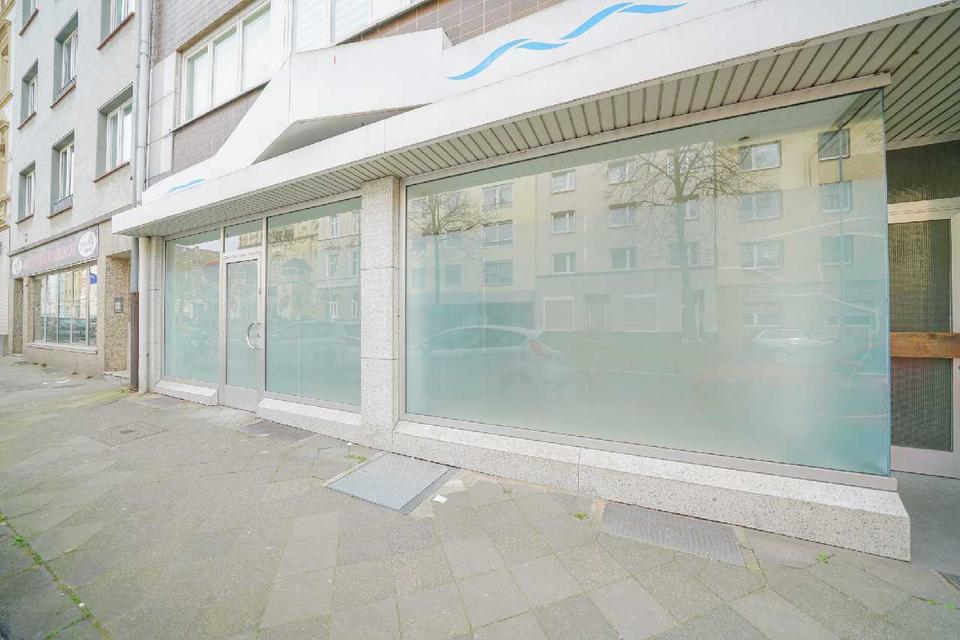 Thumbnail-Oberrath: Gut sichtbare Praxis-Ausstellungsfläche mit großer Schaufensterfront
