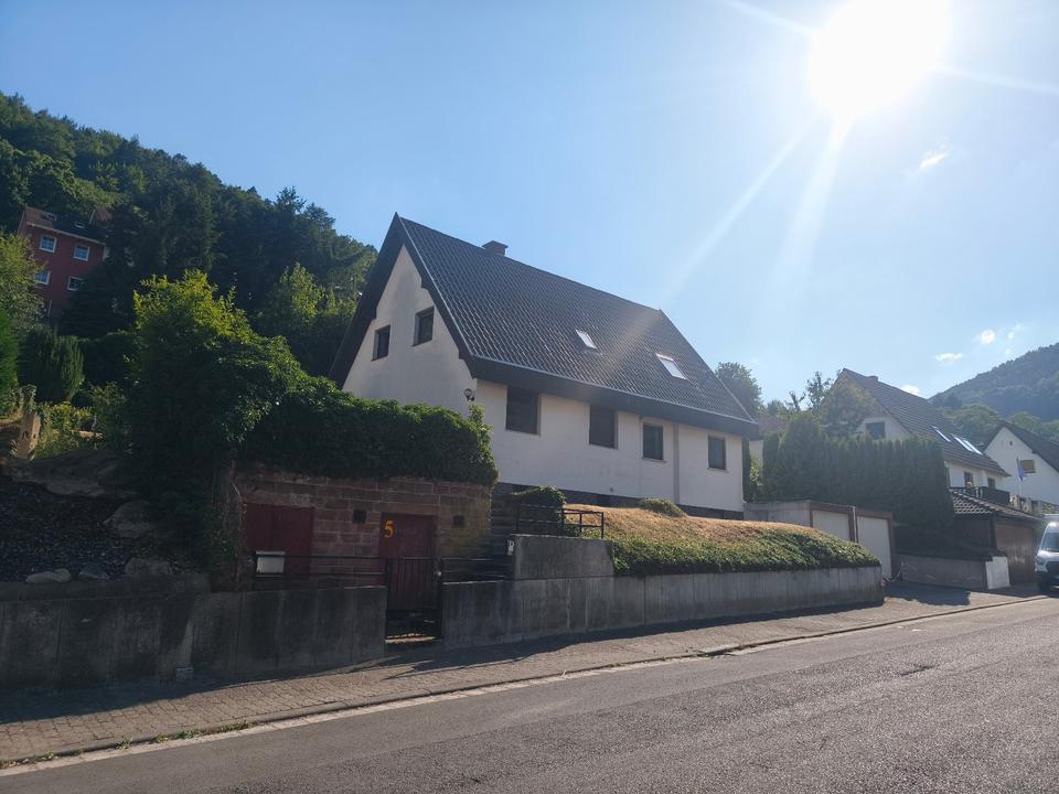 Thumbnail-Freistehendes Einfamilienhaus mit ausbaufähigem Gründstück