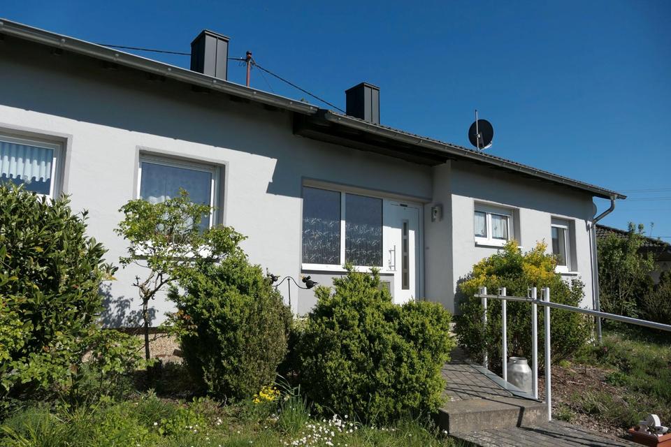 Thumbnail-Freistehender Bungalow mit Terrasse und großer Garage