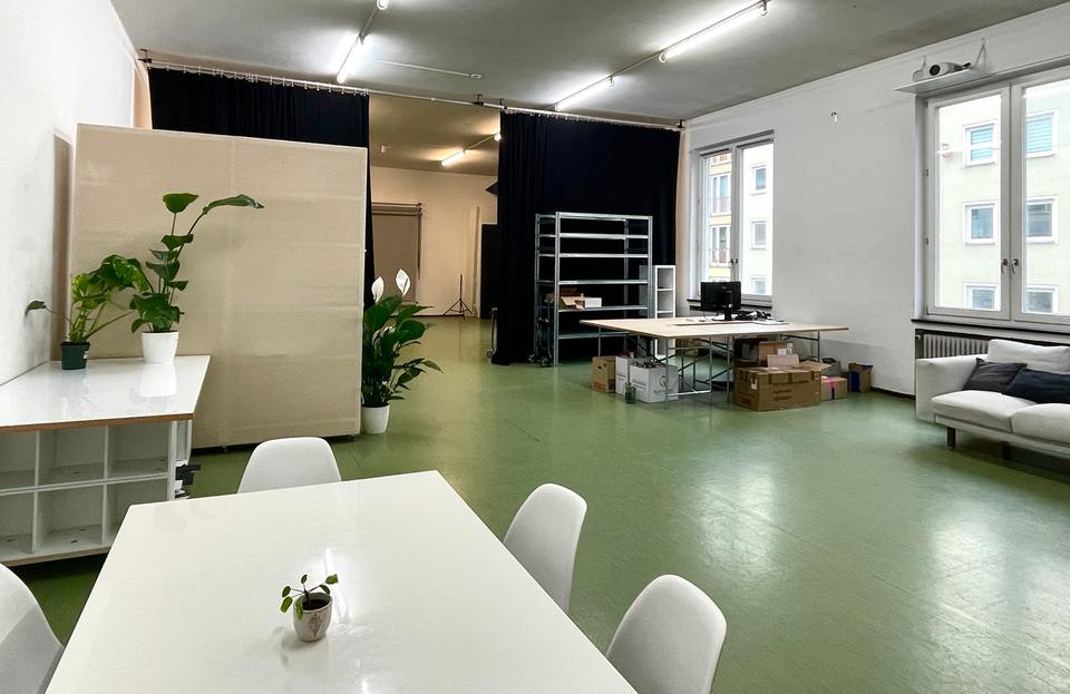 Thumbnail-Schreibtischplatz im Glockenbachviertel mit Fotostudiomöglichkeit