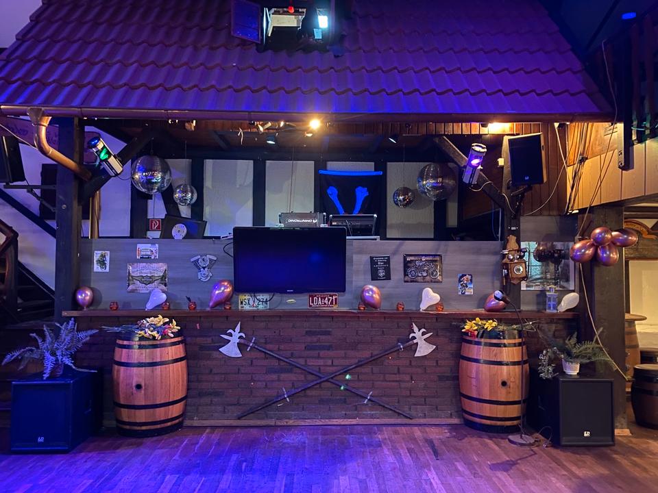 Thumbnail-Großer Saal für 199 Personen 1000m2 Grundstück 1 Wohnung