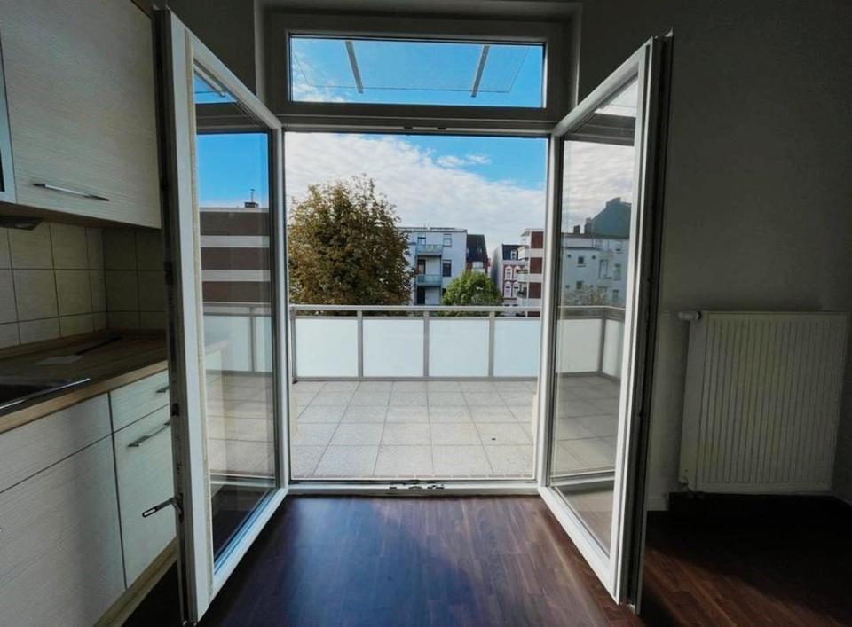 Thumbnail-Schöne und geräumige Wohnung mit großem Balkon und EBK