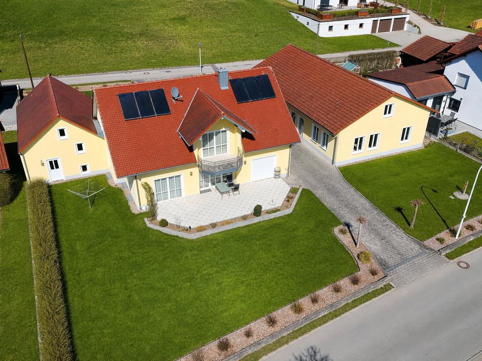 Thumbnail-Repräsentatives Einfamilienhaus mit separaten Gewerbegebäude