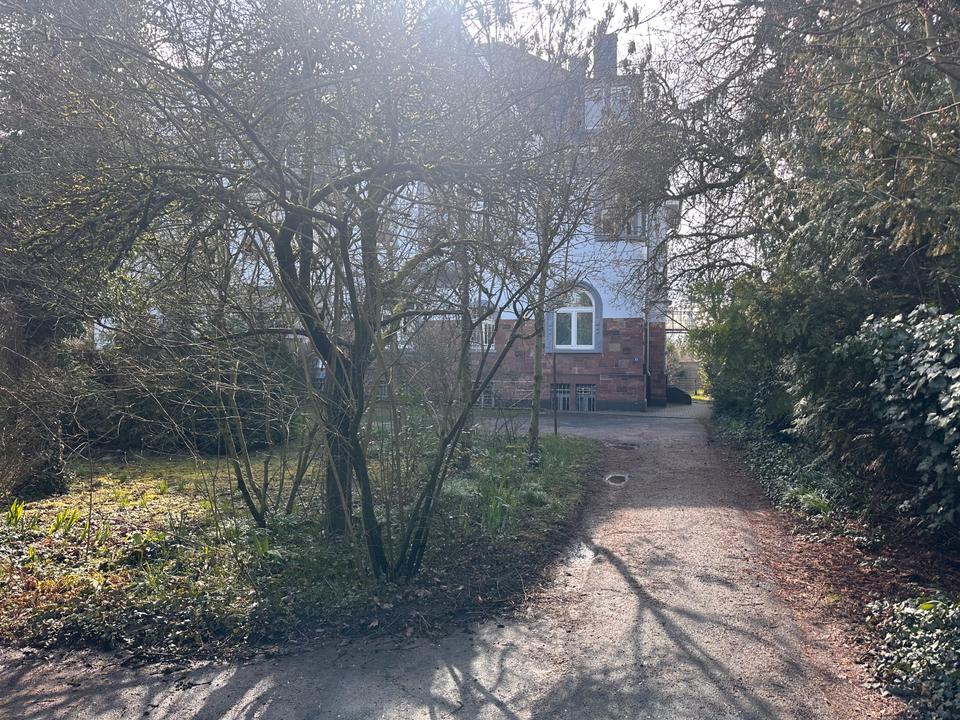 Thumbnail-Großzügige 5-Zimmer-Wohnung mit zwei Balkonen in Frankfurt-Griesh